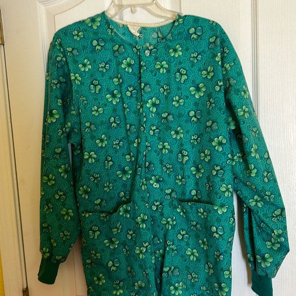 Lucky clover St Patrick’s  day scrub jacket sz M - Picture 1 of 4